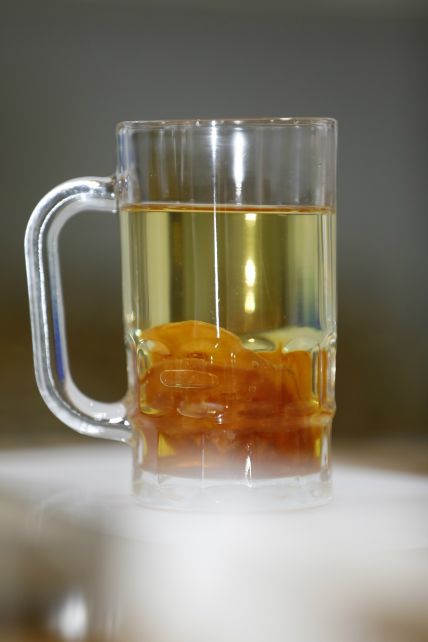 清澈的柠檬膏饮料