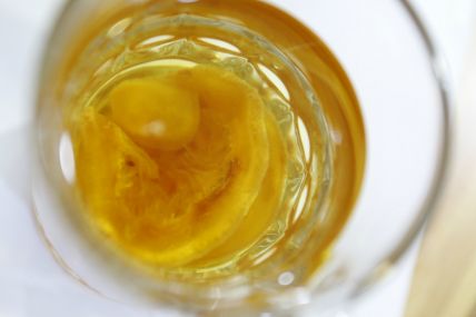 清澈的柠檬膏饮料